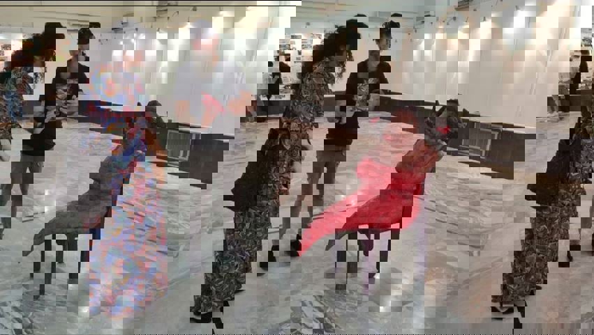 فنان عراقي يجسد "الفاشنيستا" على شكل "جاموسة"‎
