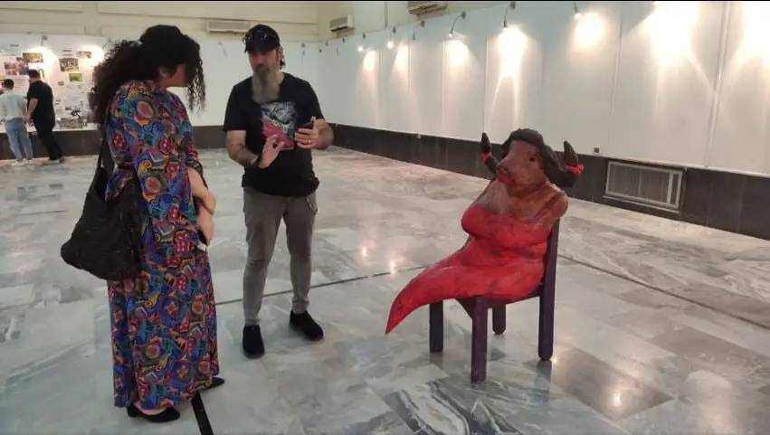 فنان عراقي يجسد "الفاشنيستا" على شكل "جاموسة"‎
