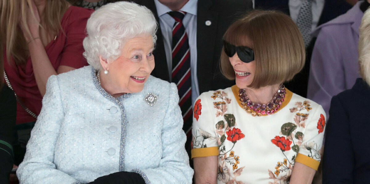 ملكة بريطانيا تحضر بشكل مفاجئ عرض أزياء في لندن