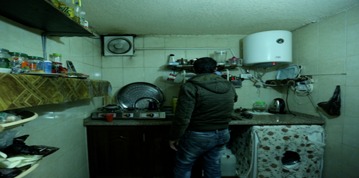 "عزلة اللاجئين".. أسرة سورية تعيش داخل مرآب بلا نوافذ في الأردن (صور)