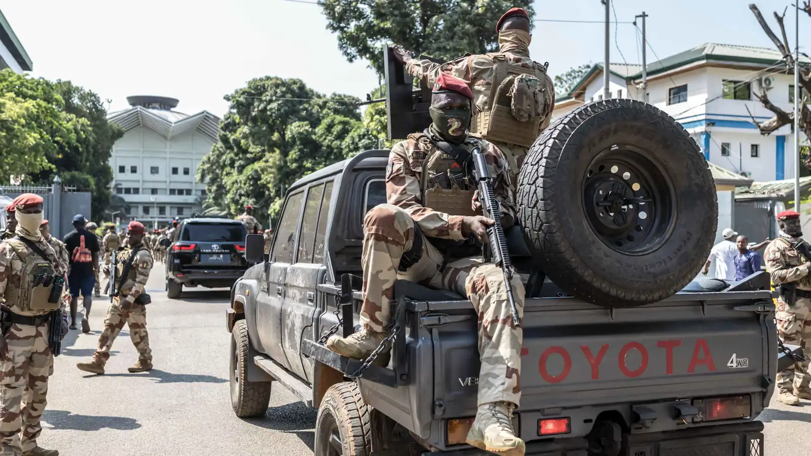 ذعر وهلع.. إطلاق نار متواصل بمحيط السجن المركزي في العاصمة الغينية (فيديو)