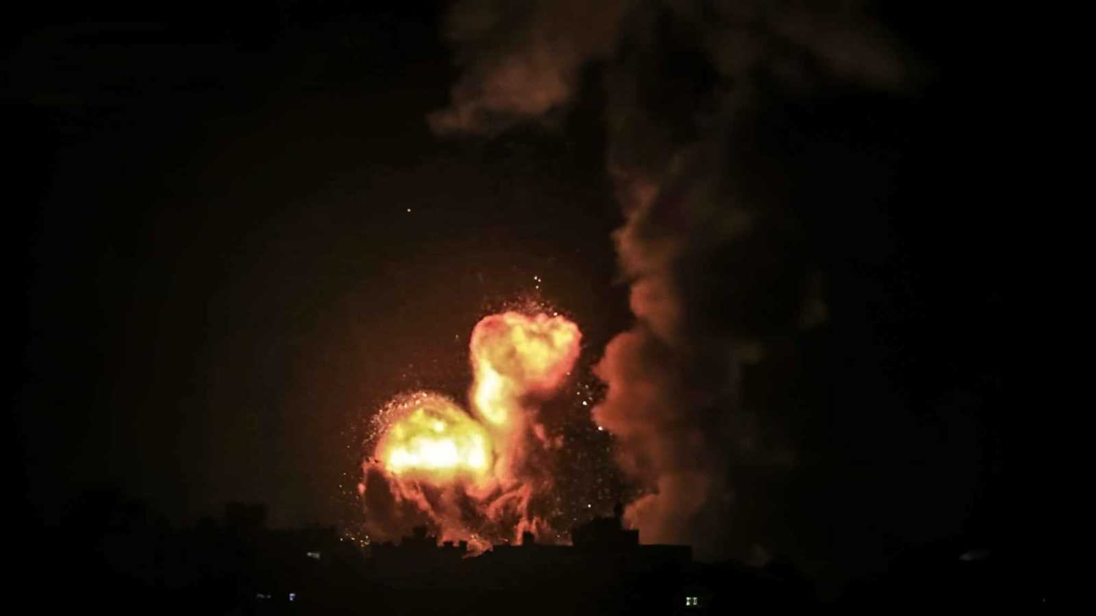 الجيش الإسرائيلي ينفذ عمليات نسف ضخمة في رفح (فيديو)