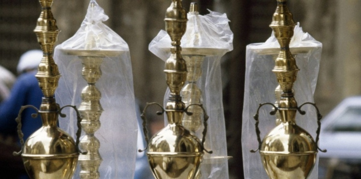 السعودية تشن هجمة عنيفة على "الشيشة" بالحدائق العامة (صور)