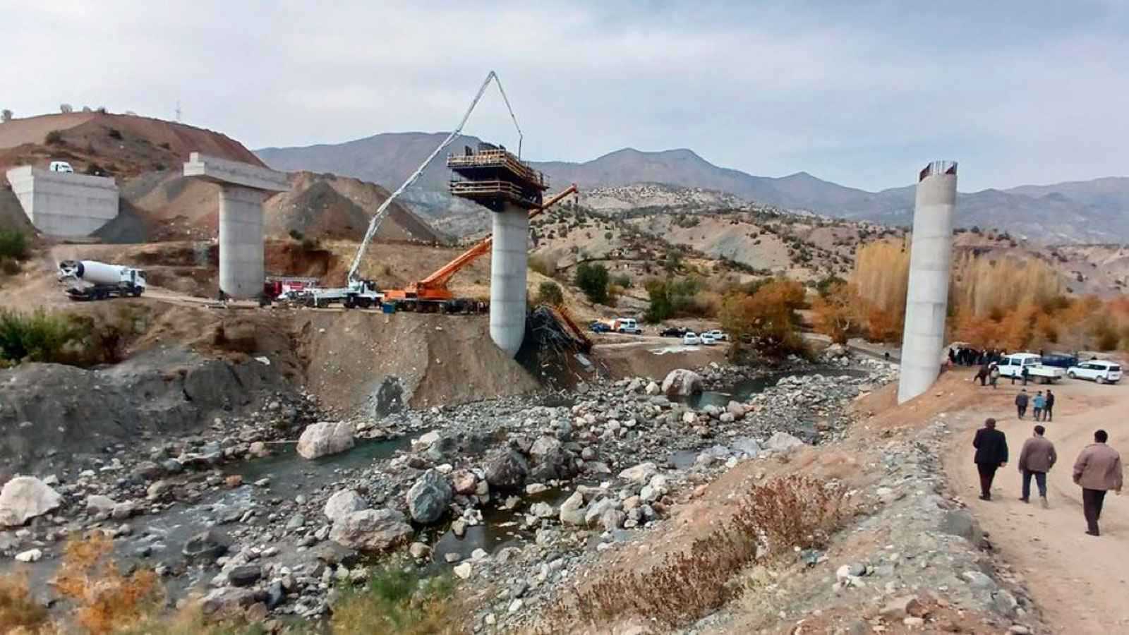 مصرع 3 عمال إثر انهيار جسر قيد الإنشاء في تركيا (فيديو)