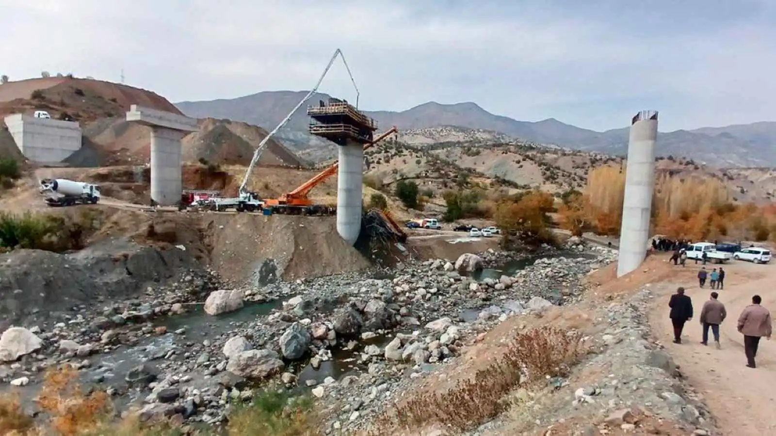 مصرع 3 عمال إثر انهيار جسر قيد الإنشاء في تركيا (فيديو)