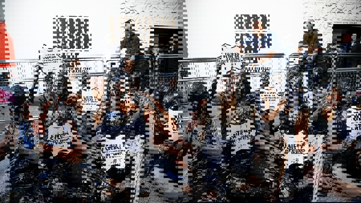 بملابس بيضاء ملطخة بالدماء.. احتجاجات واسعة خلال أول أيام أسبوع الموضة في لندن (صور)