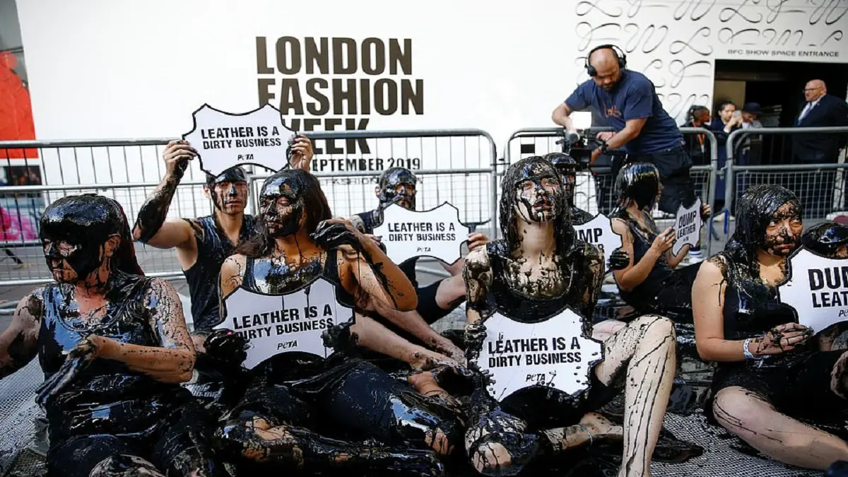 بملابس بيضاء ملطخة بالدماء.. احتجاجات واسعة خلال أول أيام أسبوع الموضة في لندن (صور)