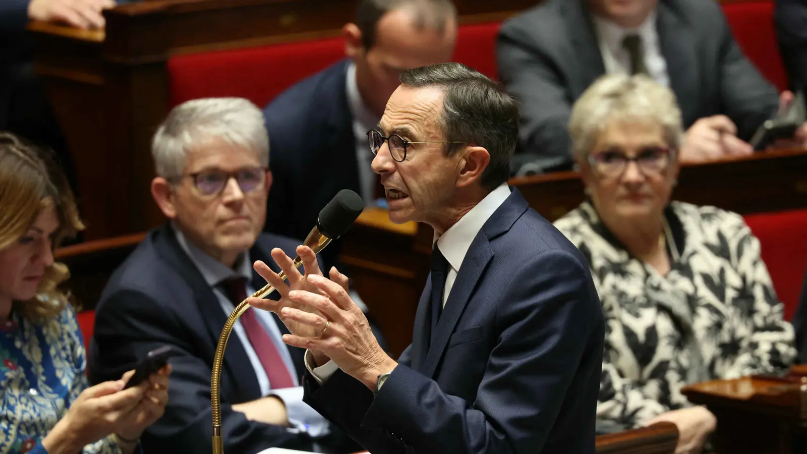 تصعيد فرنسي ضد الهجرة.. وزير الداخلية يبدأ تنفيذ سياساته "المتشددة"