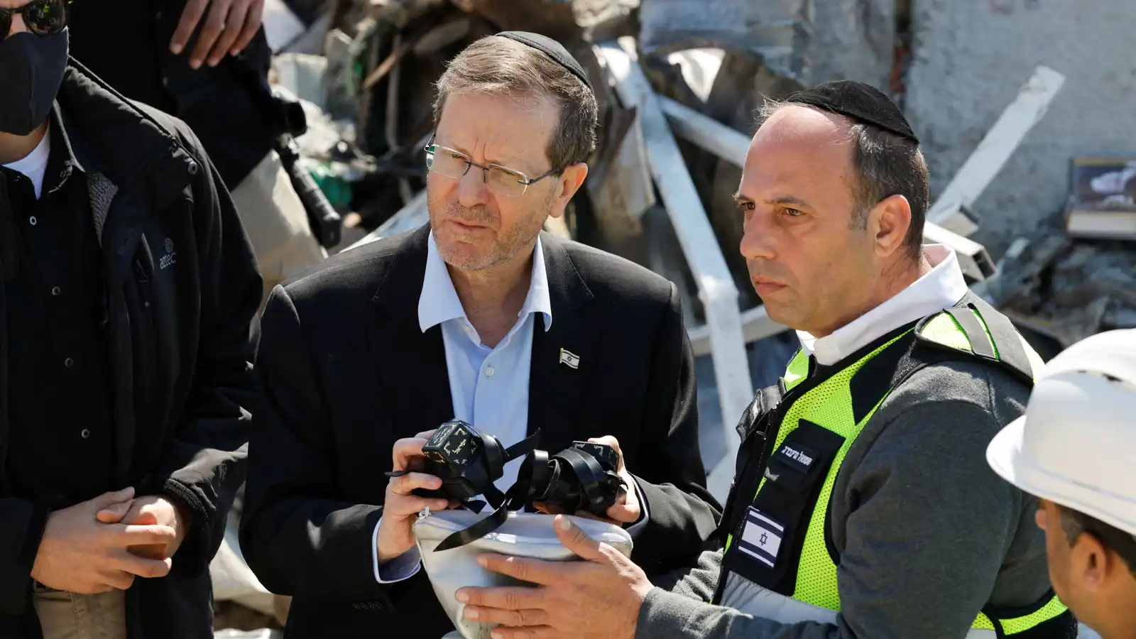 الرئيس الإسرائيلي يؤازر مستوطني الشمال في ملجأ تحت الأرض