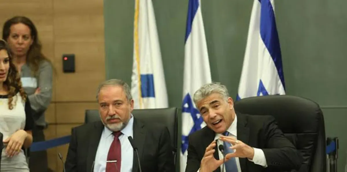 تقارب لابيد وليبرمان يثير حفيظة الحكومة والمعارضة في إسرائيل