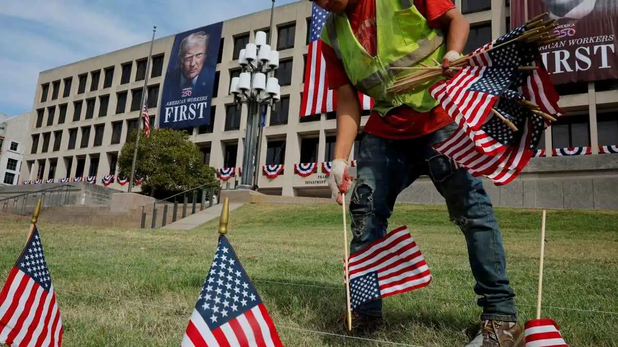 ترامب يستغني عن إجازة الصيف ويتصادم مع العمال الفيدراليين