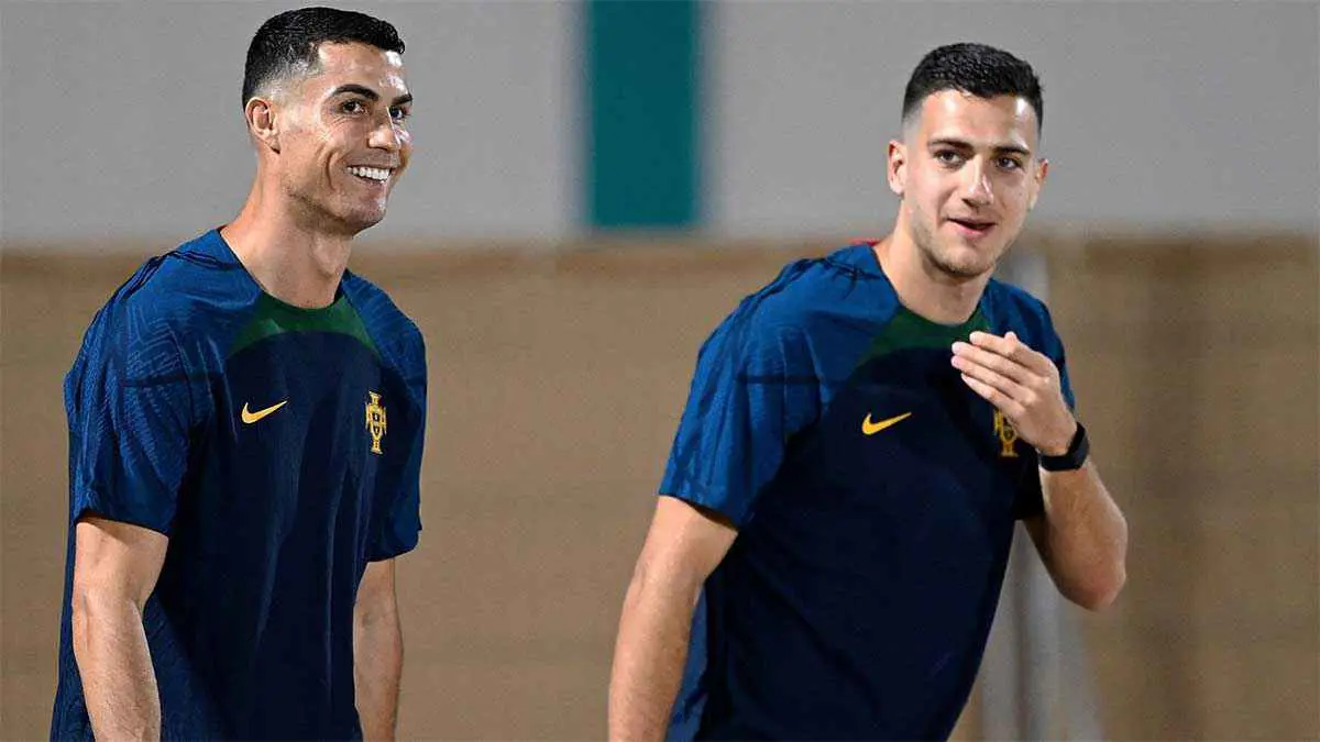 على طريقة ميسي.. رونالدو يجد حارسًا شخصيًّا في منتخب البرتغال (صور)