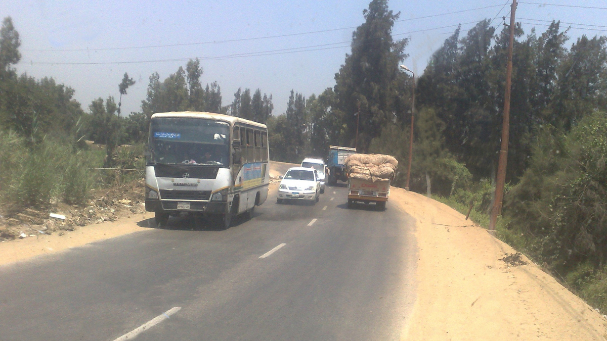 بالفيديو.. طفل يقود سيارة نائب يدهس مواطنًا بصعيد مصر