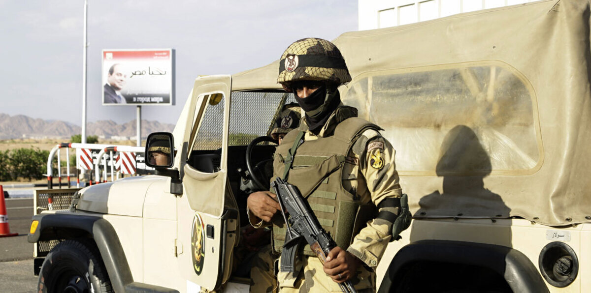 بالفيديو.. أهالي سيناء يقبضون على داعشيين حاولوا الهروب من الجيش المصري