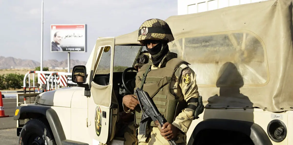 بالفيديو.. أهالي سيناء يقبضون على داعشيين حاولوا الهروب من الجيش المصري