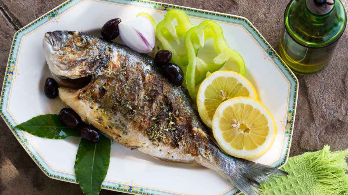 دراسة.. تناول السمك بانتظام يقلّل من مخاطر فقدان السمع