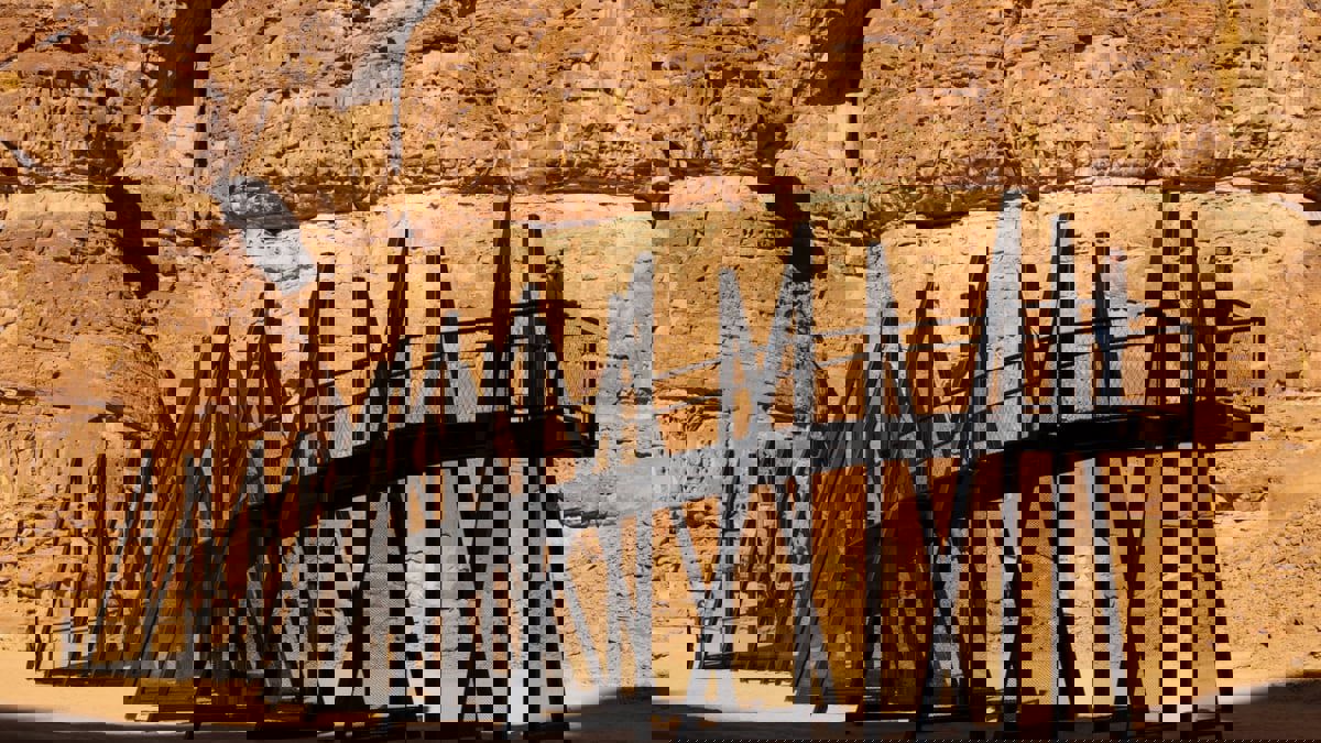 فنانة سعودية تستلهم عملًا فنيًّا فريدًا من "جن الصحراء" (صور)