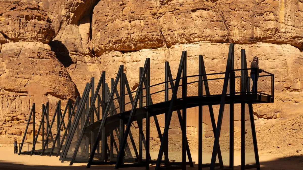 فنانة سعودية تستلهم عملًا فنيًّا فريدًا من "جن الصحراء" (صور)