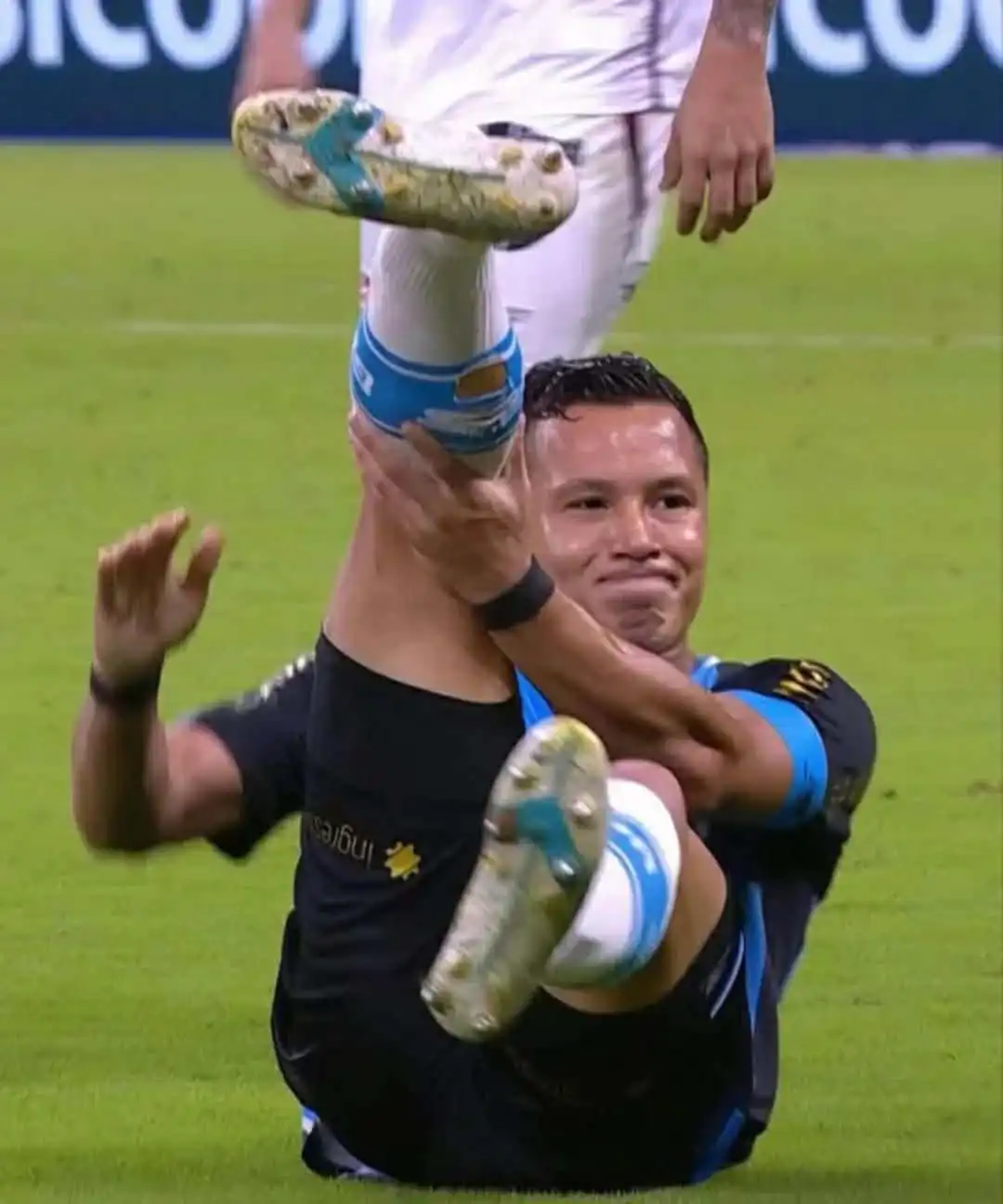 لحظة إصابة لاعب غريميو البرازيلي