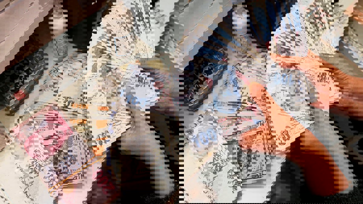 الليرة التركية تهبط لمستوى قياسي منخفض جديد مقابل الدولار