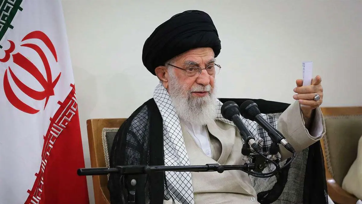 مع تفاقم ملفات النووي والعقوبات والاحتجاجات.. هل سيتجرع خامنئي "السم" كسابقه الخميني؟