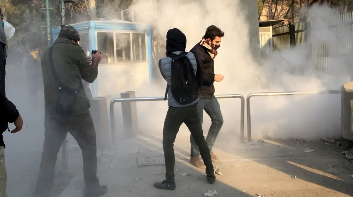 إيران تقمع محتجين أمام البرلمان وتعتقل 20 شخصًا