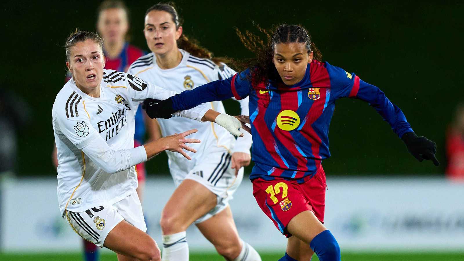 سيدات برشلونة يكتسحن ريال مدريد برباعية ويبلغن نصف نهائي الكأس (فديو) 