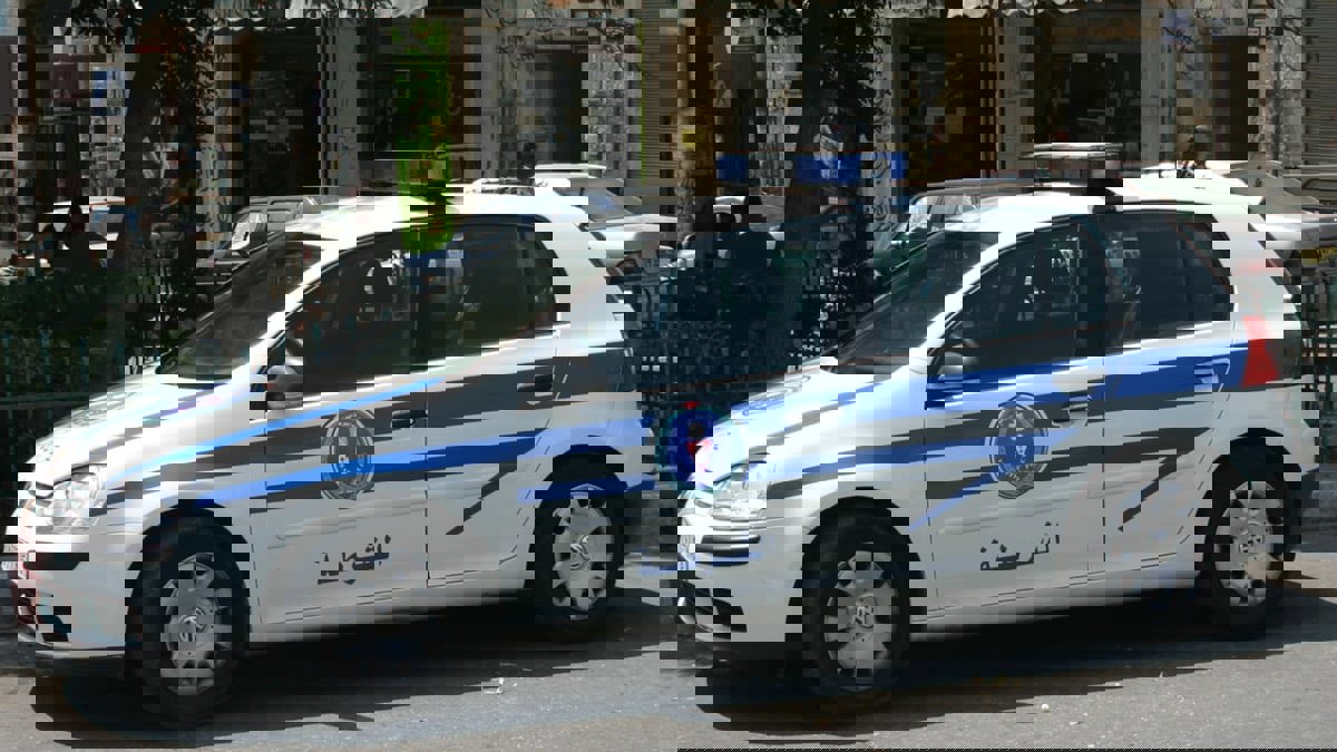 الشرطة الفلسطينية تحرر رجلا مسنا احتجزه أبناؤه داخل قبو جنوبي الضفة (فيديو)