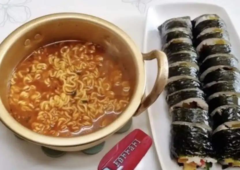 طعام بسيط إلى جانب مفتاح سيارة فارهة