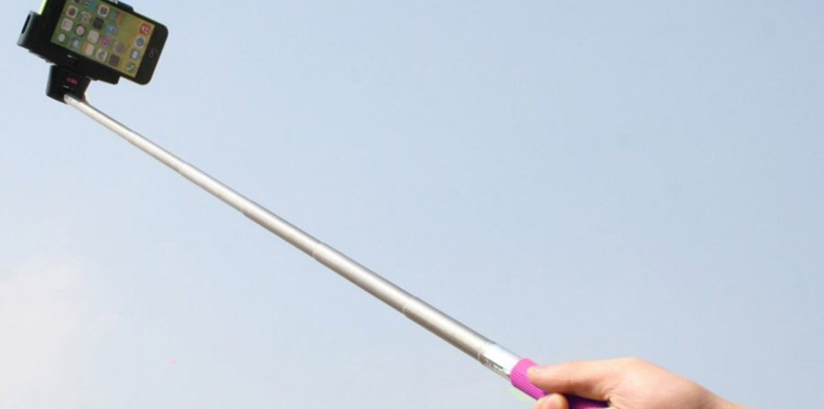 بالفيديو.. ابتسامة شاب التقط "سيلفي" لمضاربة جماعية عنيفة تثير الجدل