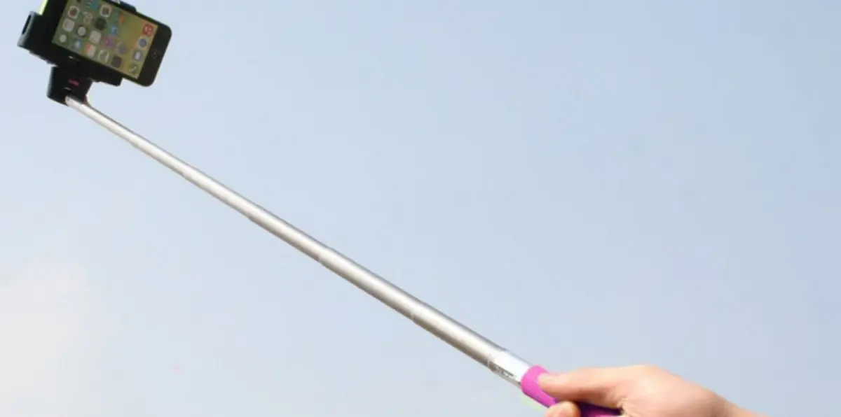 بالفيديو.. ابتسامة شاب التقط "سيلفي" لمضاربة جماعية عنيفة تثير الجدل