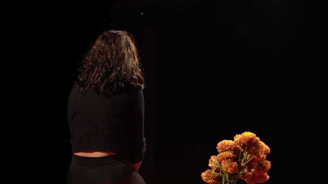 "ما بين بين".. مسرحية لبنانية تتأمل الحياة بحثا عن معنى (صور)