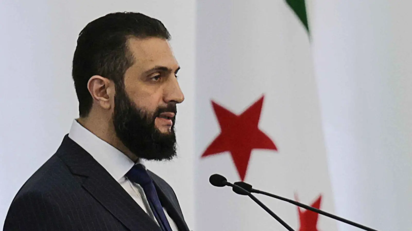 أول ظهور علني لوالد أحمد الشرع (فيديو)