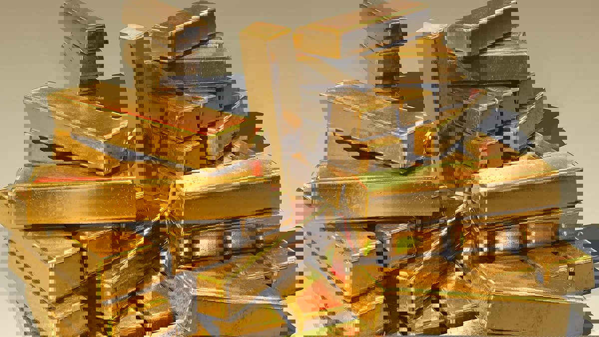 الذهب يلامس أدنى مستوياته في أسبوعين مع ارتفاع الدولار