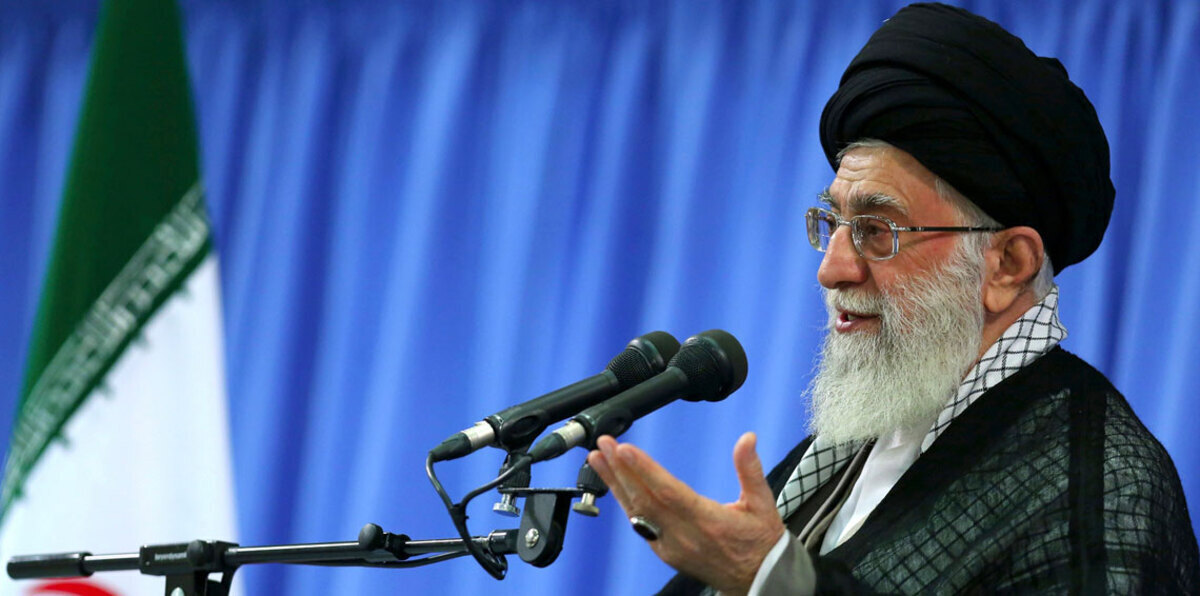 خامنئي: إيران "ستمزق" الاتفاق النووي إذا انسحبت أمريكا والدعم الأوروبي ليس كافيًا