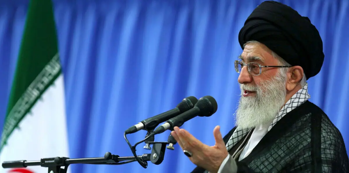 خامنئي: إيران "ستمزق" الاتفاق النووي إذا انسحبت أمريكا والدعم الأوروبي ليس كافيًا