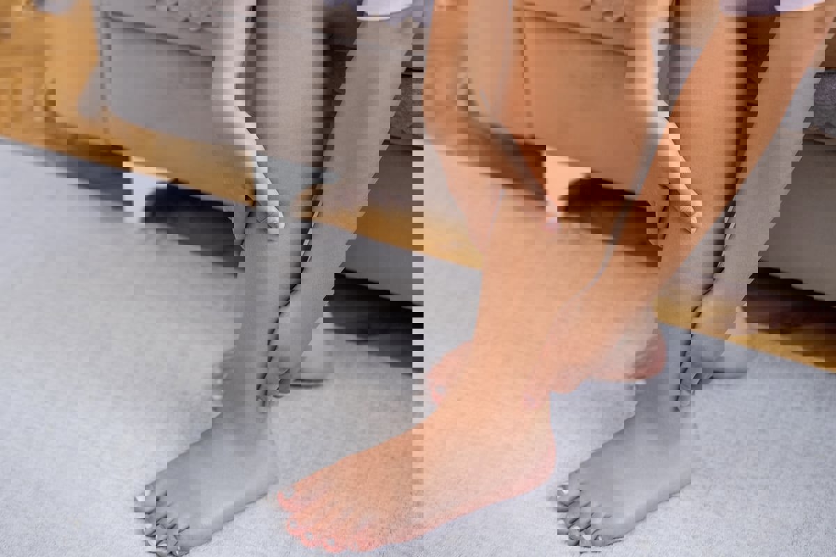 مع ارتفاع درجات الحرارة.. ما سبب تورم الكاحلين؟