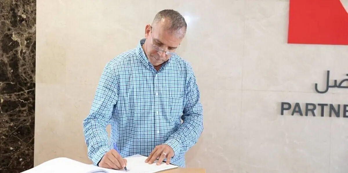 حفيظ دراجي يشعل أزمة اللافتة الجزائرية المسيئة للملك سلمان.. ويتوعد السعوديين