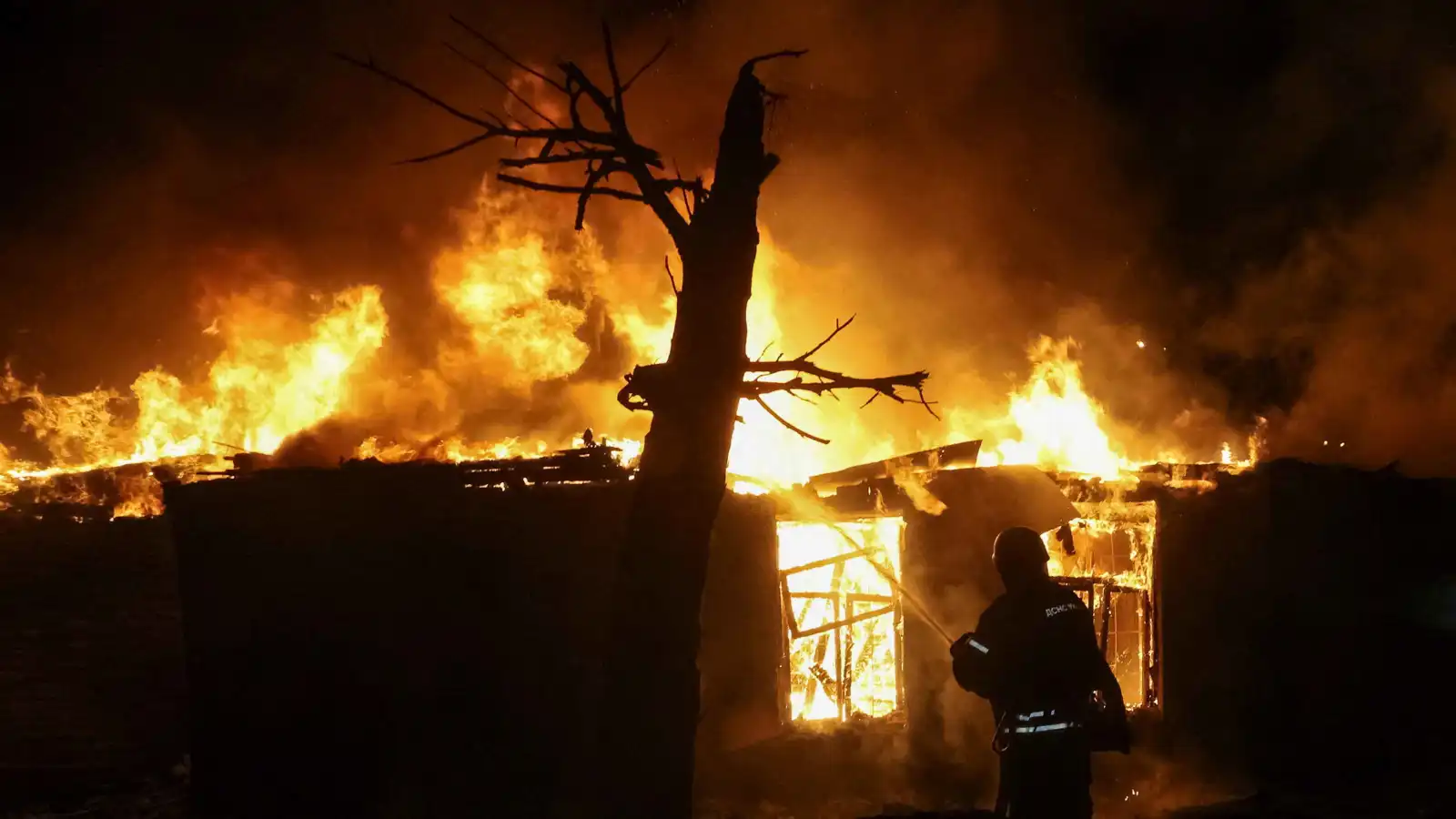 مفاوضات تحت النار.. روسيا تشعل الجبهات الأوكرانية بقصف عنيف (فيديو وصور)