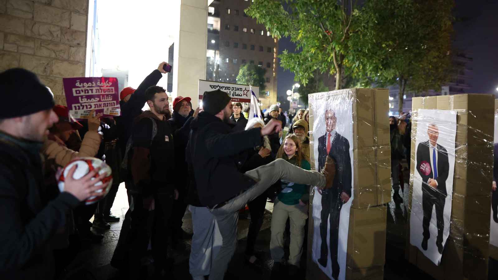 متظاهرون يغلقون مكتب نتنياهو احتجاجا على اتفاق غزة