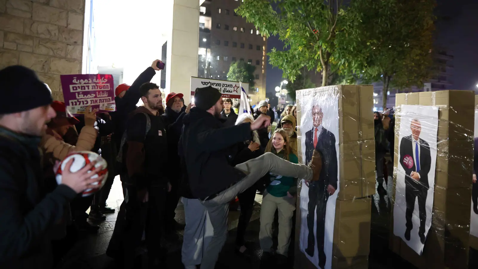 متظاهرون يغلقون مكتب نتنياهو احتجاجا على اتفاق غزة