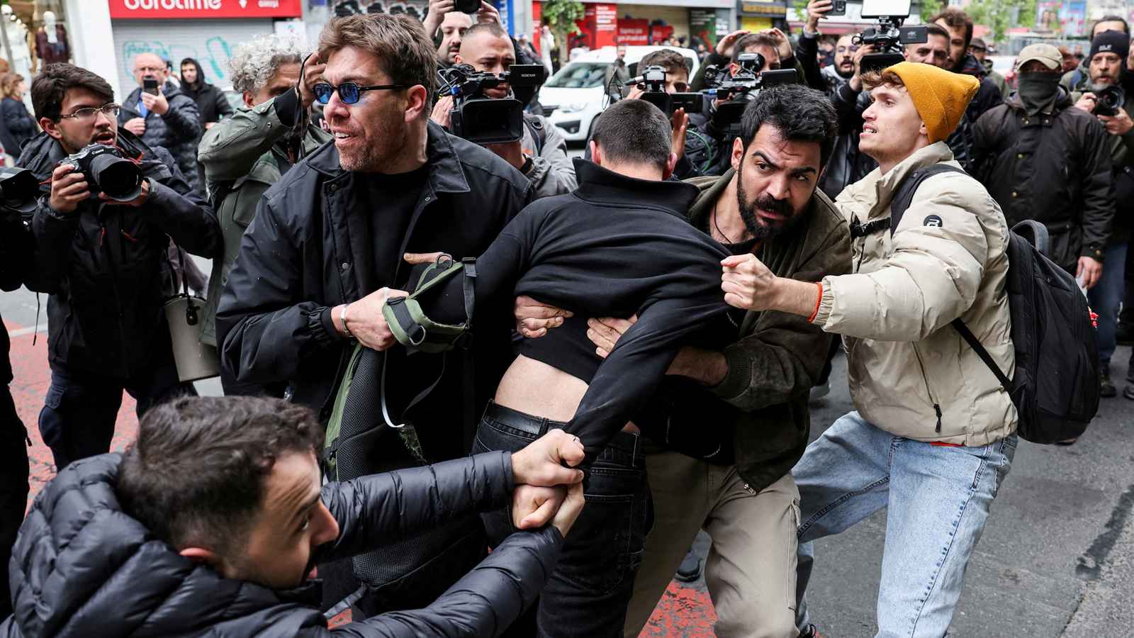 اشتباكات بين الشرطة والمتظاهرين في عيد العمال بإسطنبول (فيديو)