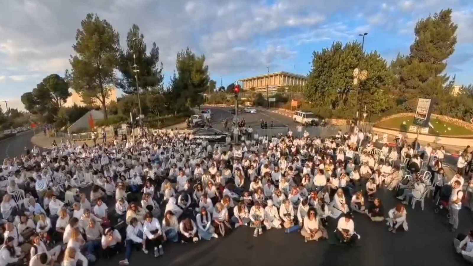 لتصعيد الضغط.. عائلات مختطفين في غزة تغلق أحد مداخل "الكنيست" (فيديو)