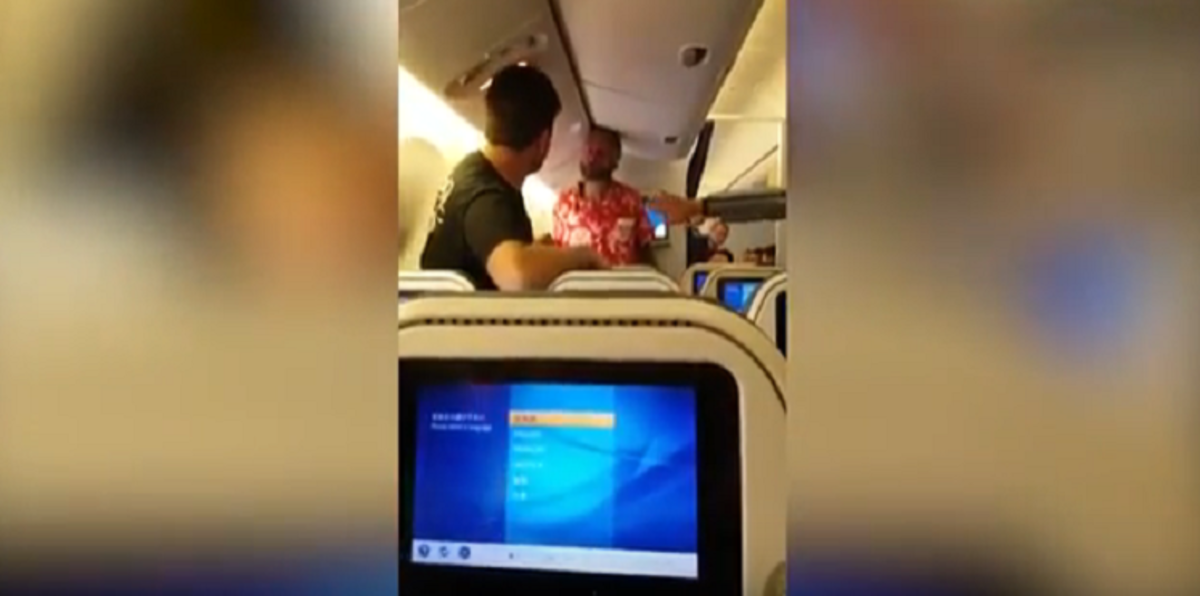 أمريكي ثمل يتسبب بمشاجرة على متن طائرة قبل الإقلاع (فيديو)