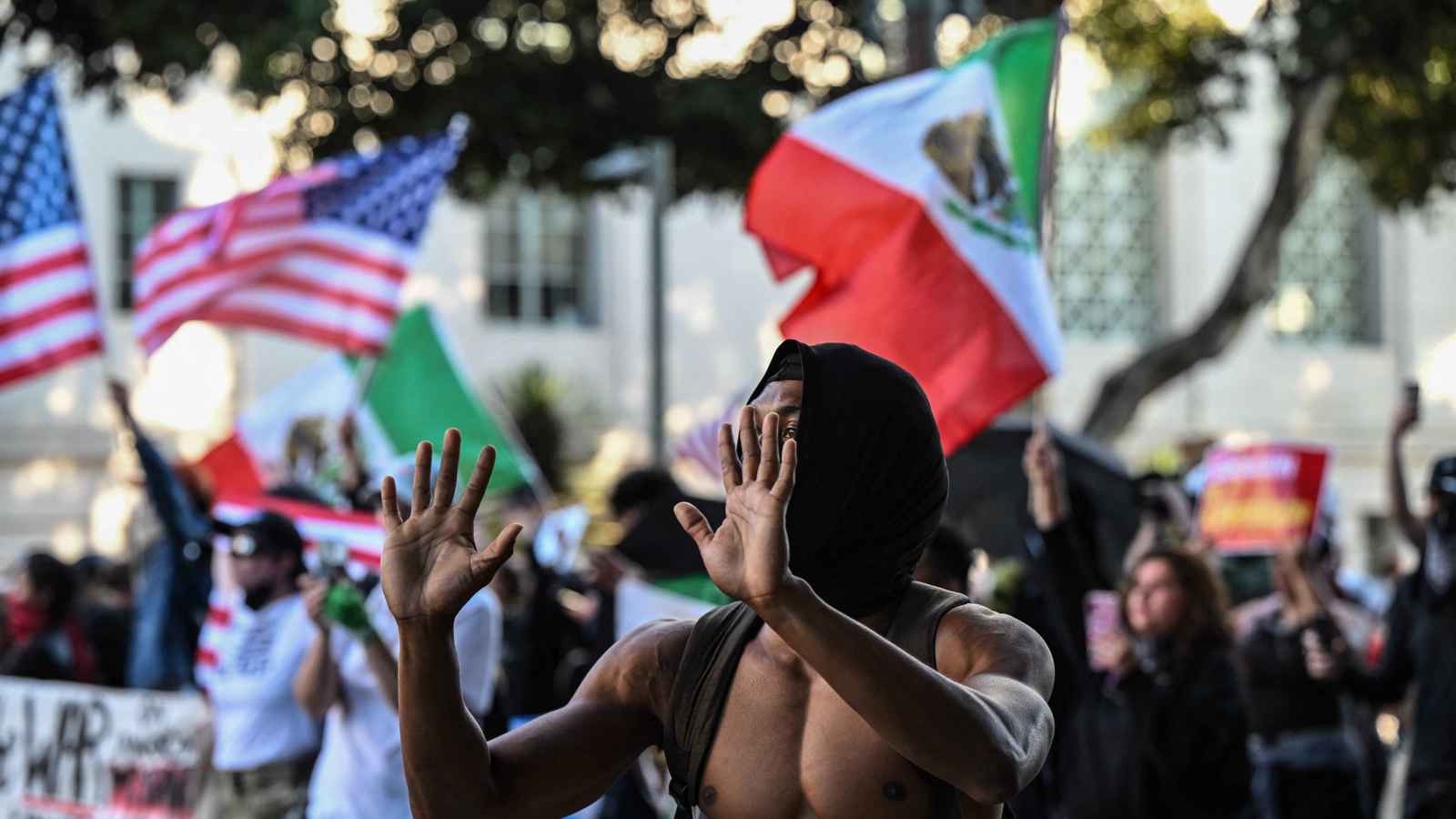 هل تشعل سياسات ترامب بشأن الهجرة فتيل حرب أهلية؟