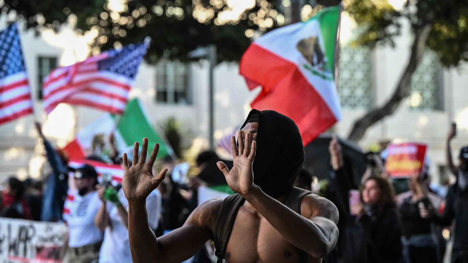 هل تشعل سياسات ترامب بشأن الهجرة فتيل حرب أهلية؟