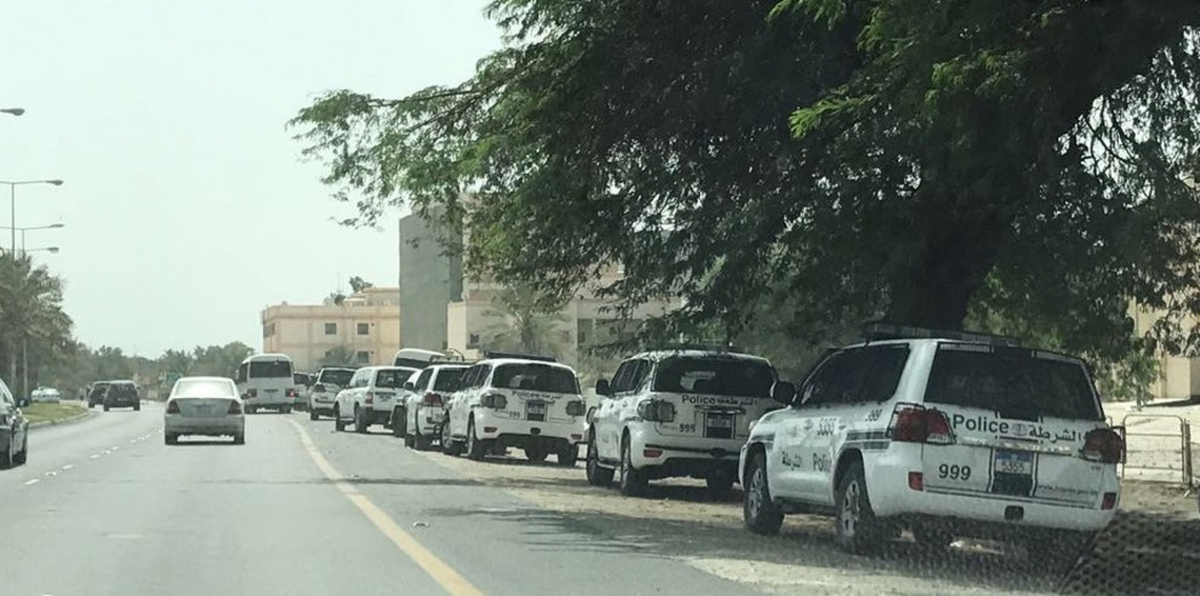 قوات بحرينية تعتقل 50 مطلوبًا أمنيًا بعد دهم منزل عيسى قاسم في الدراز