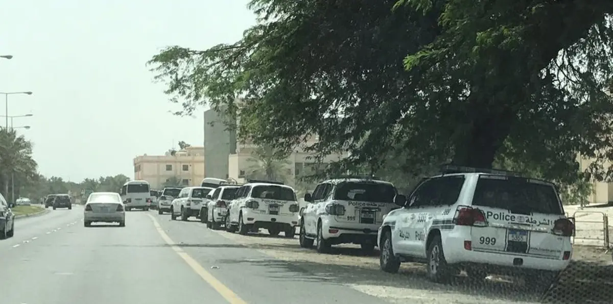 قوات بحرينية تعتقل 50 مطلوبًا أمنيًا بعد دهم منزل عيسى قاسم في الدراز