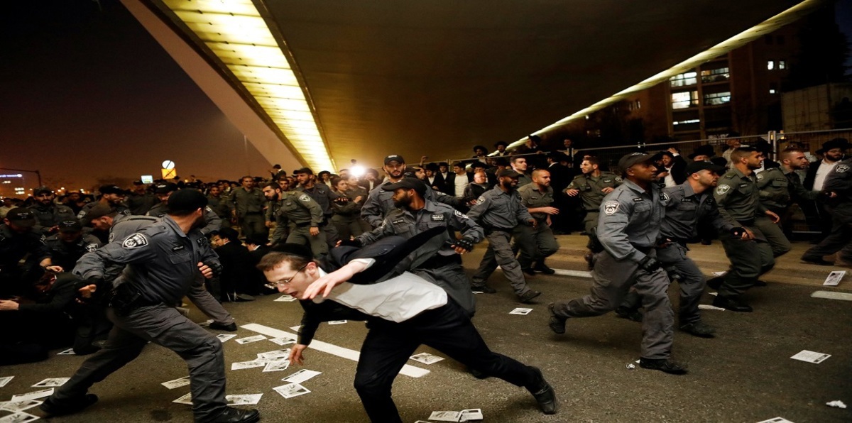 يهود "الحريديم" يصعدون احتجاجاتهم رفضًا للتجنيد في الجيش الإسرائيلي (صور)