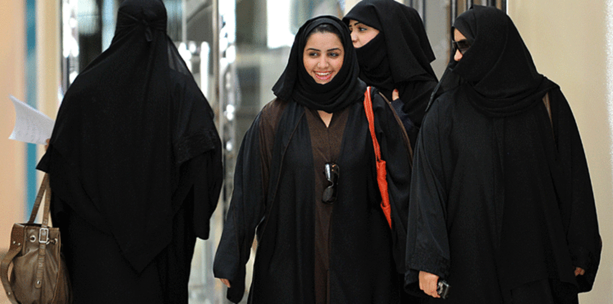 تجدد الجدل في السعودية حول النقاب بسبب الغذامي.. ومثقفون يعتبرونه "بدعة"